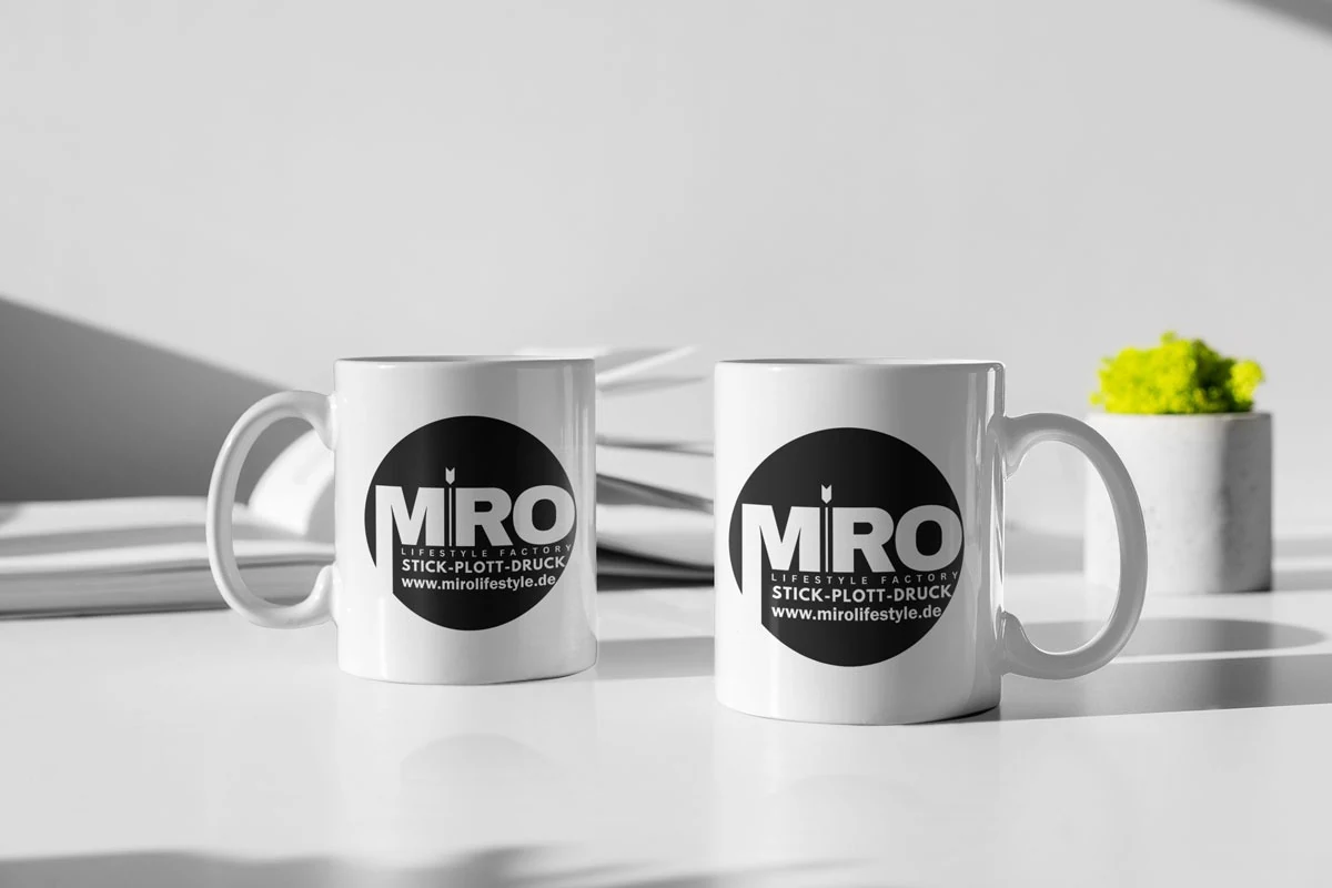 Zwei weiße Tassen mit Sublimation