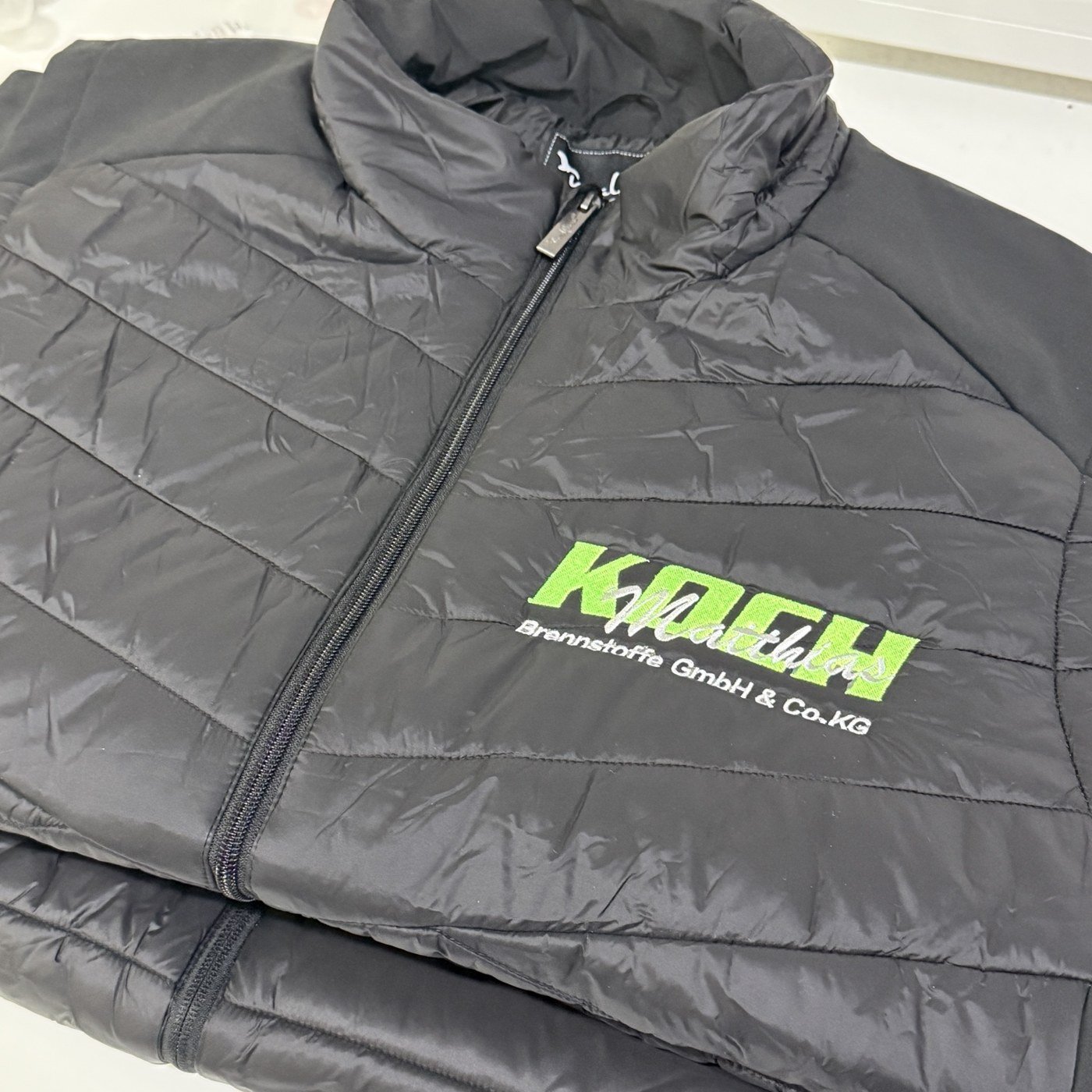 Koch Brennstoffe Steppweste mit Stick veredelt