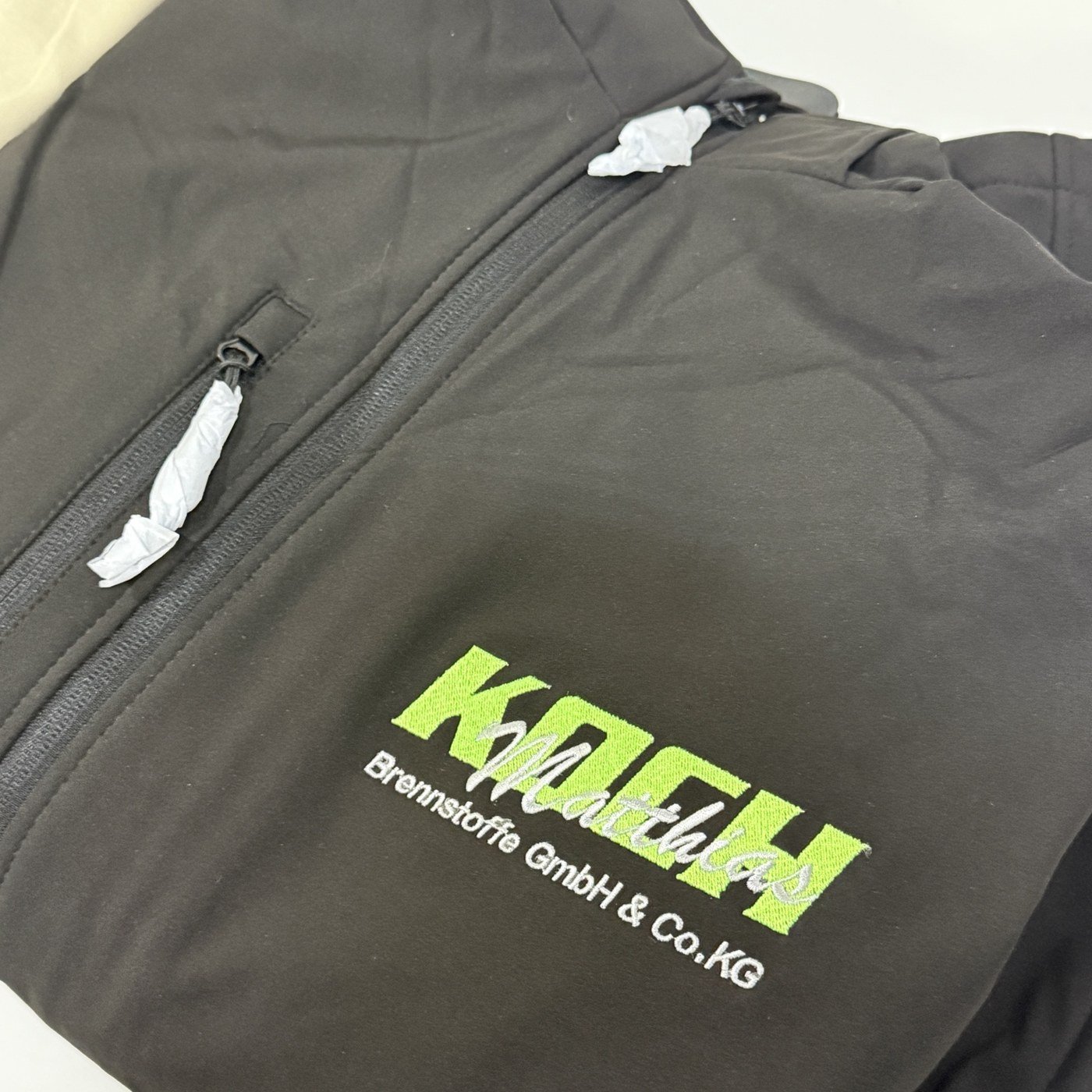 Koch Brennstoffe Softshelljacke mit Stick veredelt