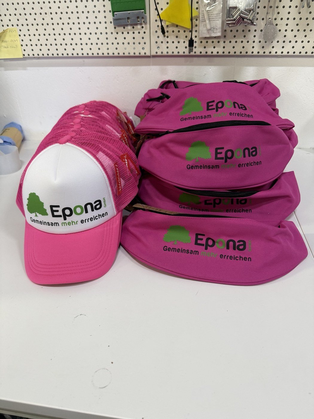 Bauchtaschen und Cap mit DTF-Druck